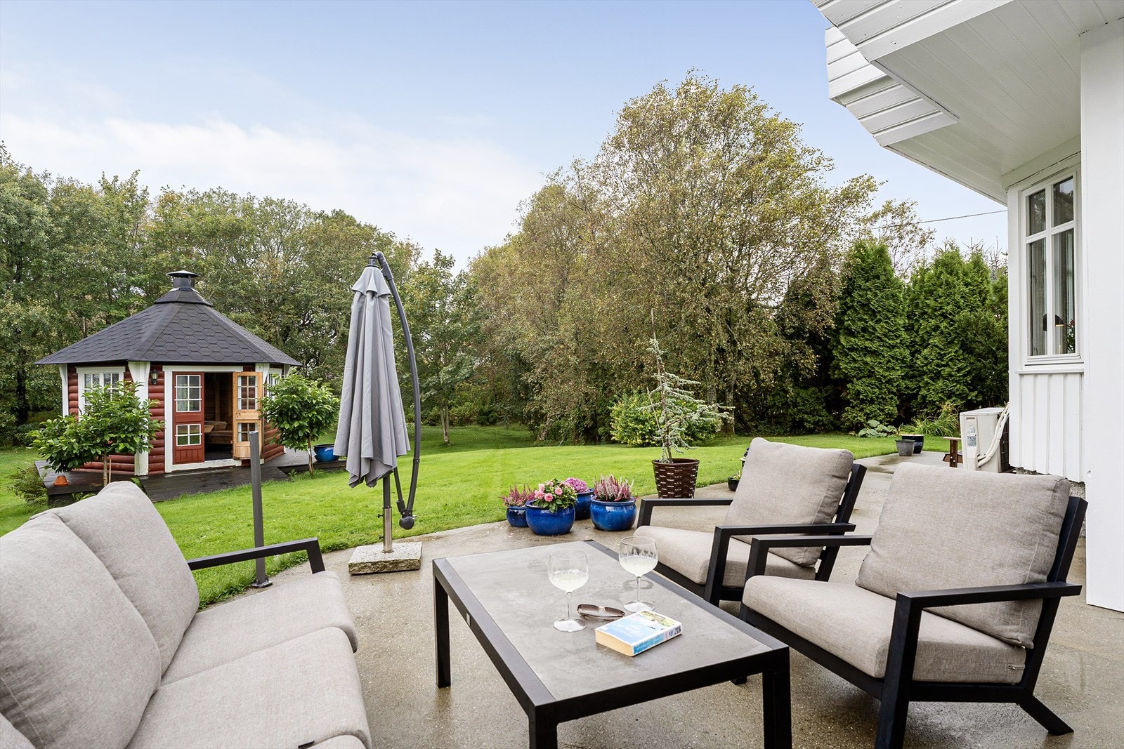 Boligen har store, solrike terrasser med direkte adkomst fra både stue og kjøkken Galleribilde