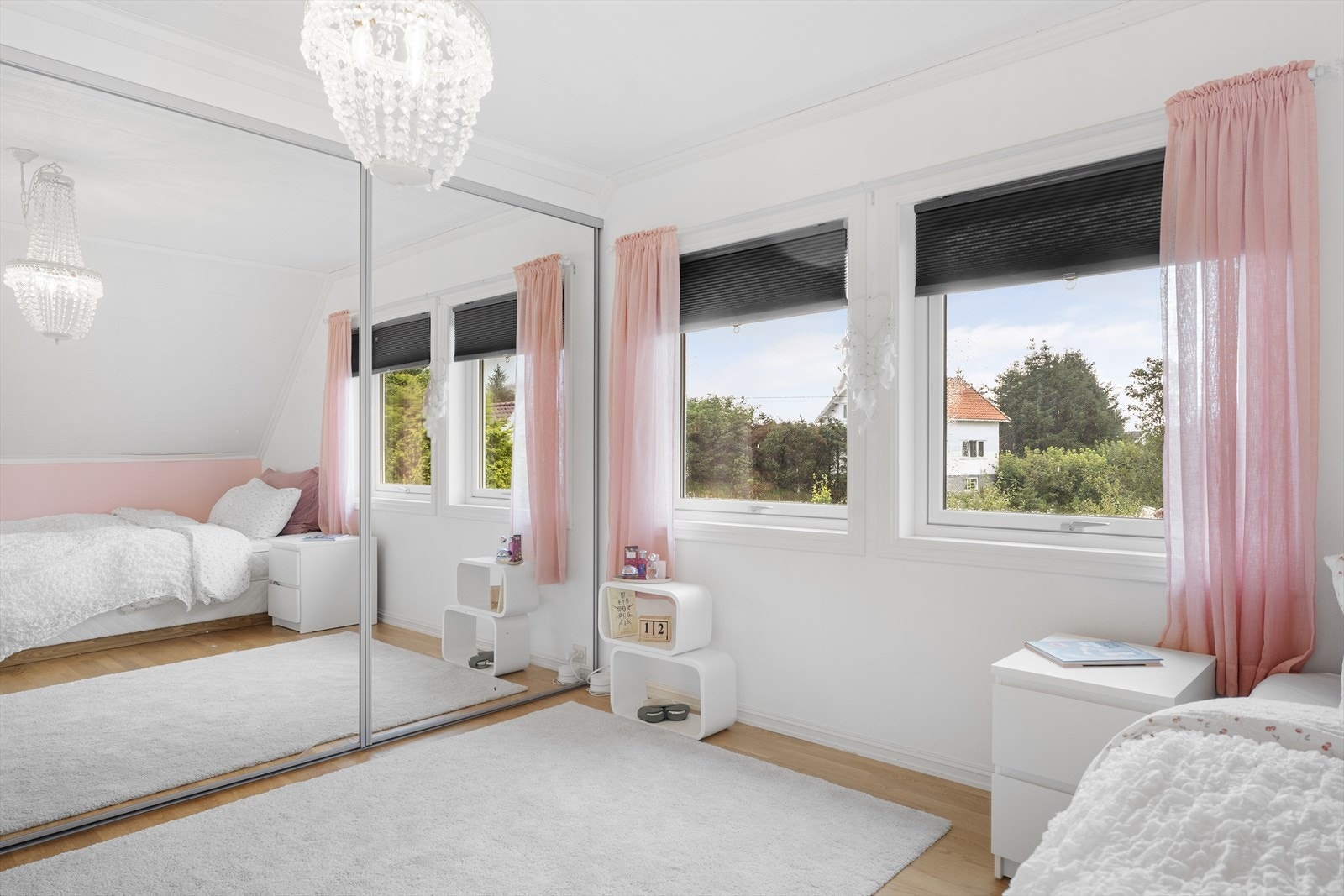 2. etasje - Stort soverom med skyvedørsgarderobe Galleribilde