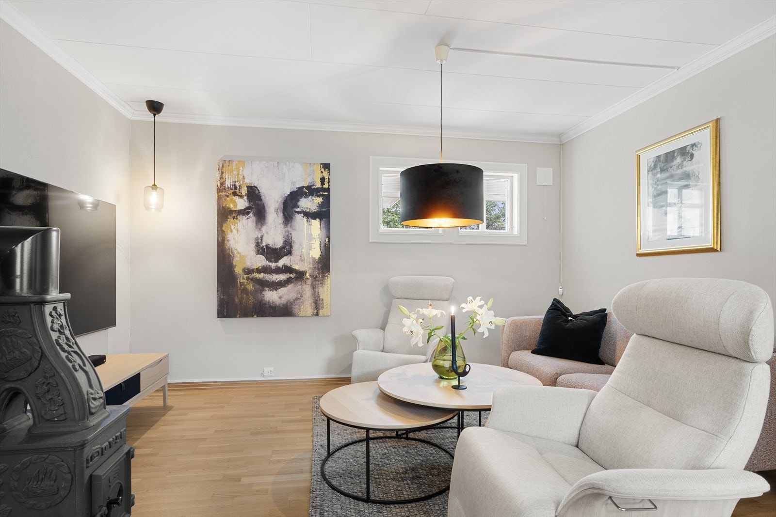 Tv-stue åpen løsning med stuen og spisestuen. Galleribilde