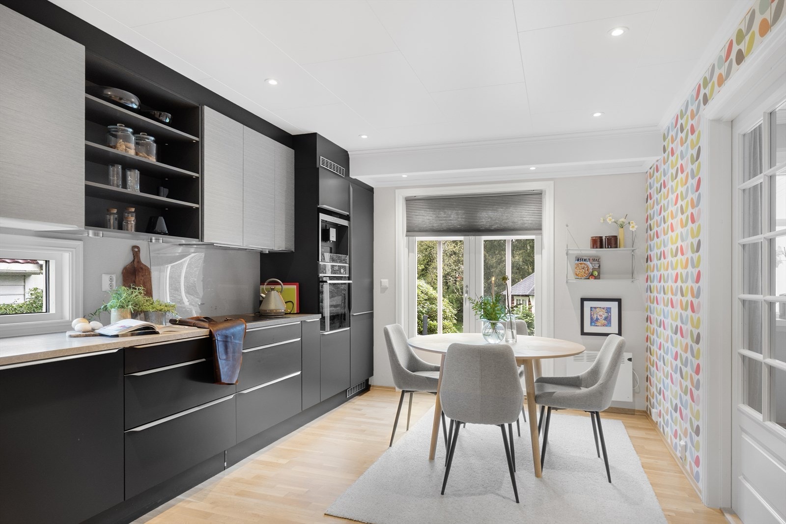 1. etasje - Det er plass til spisebord på kjøkkenet og dører ut til det herlige uteområde Galleribilde