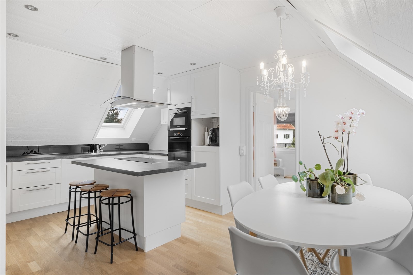 2. etasje - Åpen kjøkken/stueløsning med innbydende kjøkken Galleribilde