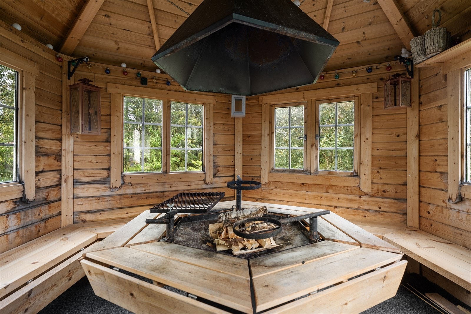 Koselig grillhytte, som gir en lun og hyggelig ramme Galleribilde