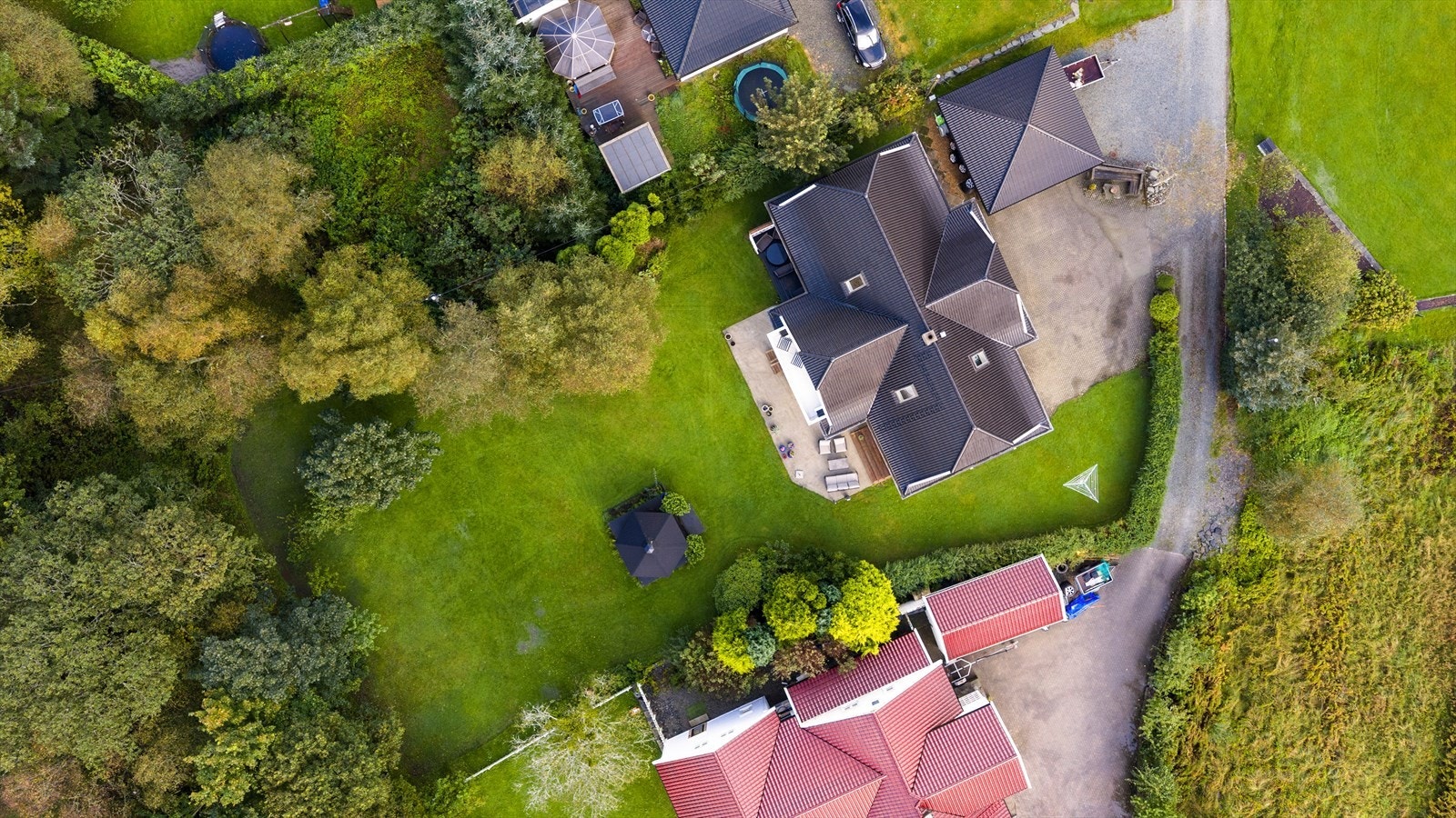 Boligen har en fredelig og luftig beliggenhet i et veletablert boligområde Galleribilde