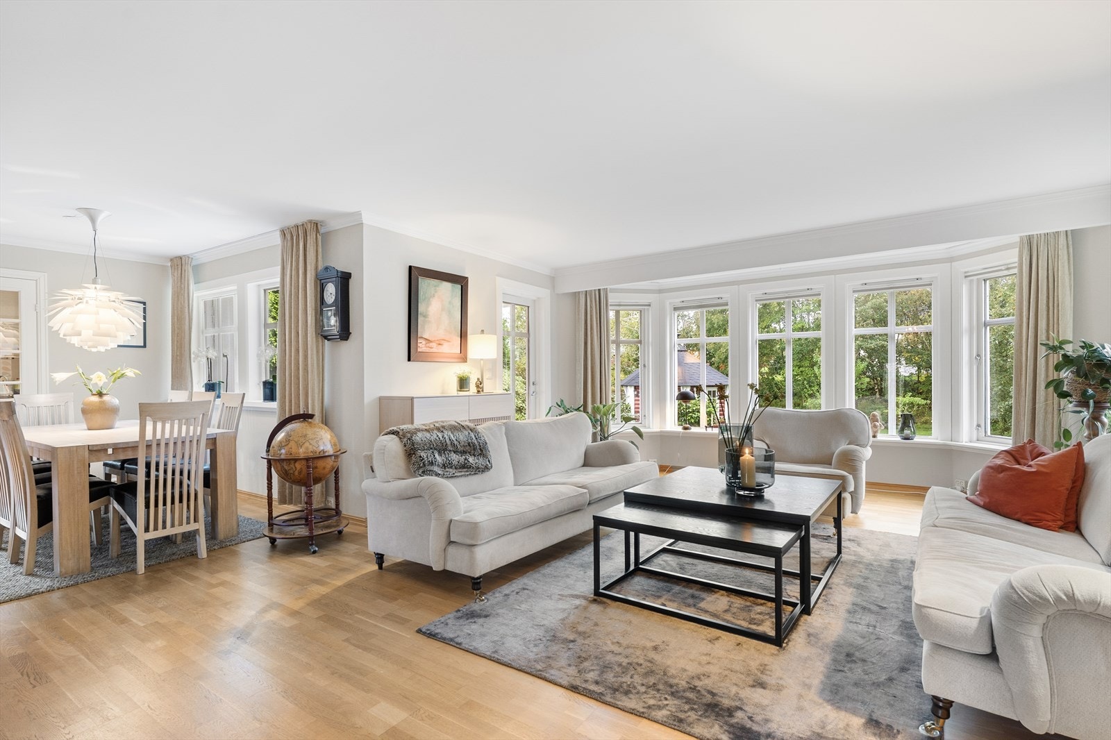 1. etasje - Stue og spisestue Galleribilde