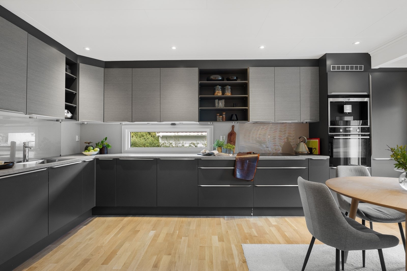 1. etasje - Stort og tiltalende kjøkken med det en skulle trenge av skap- og benkeplass Galleribilde