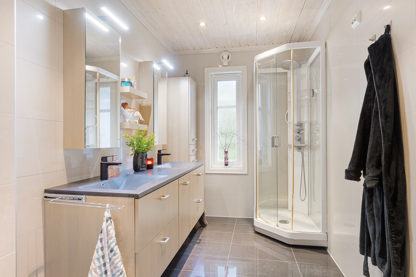 1. etasje - Flott bad i etasjen med baderomsinnredning som har dobbel servant Galleribilde