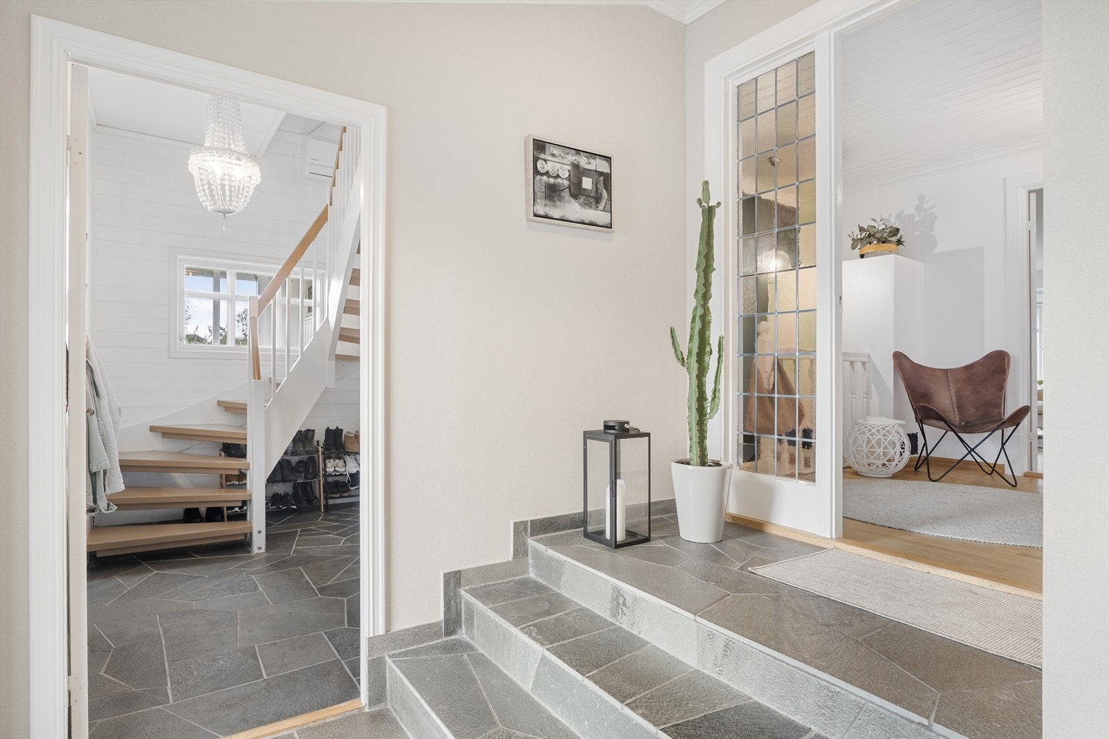 1. etasje - Vindfang/hall og gang/trapperom til loftsetasjen Galleribilde