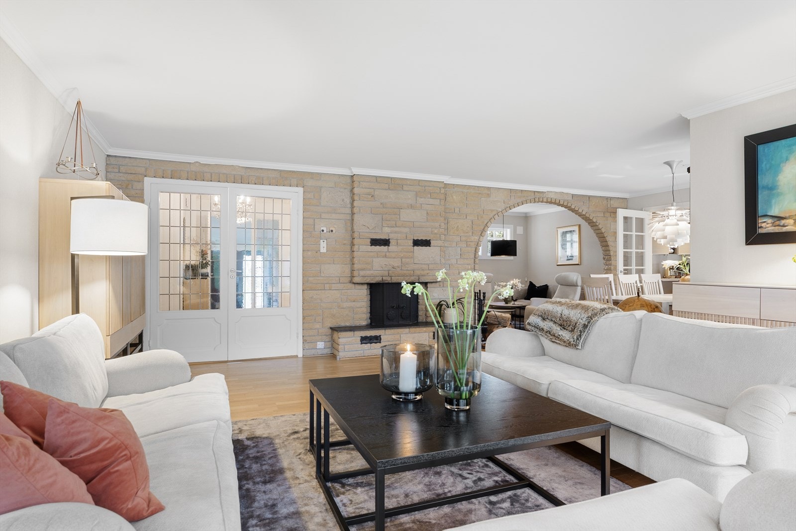 1. etasje - Stor og åpen stue med plass til både sitte- og spisegruppe Galleribilde