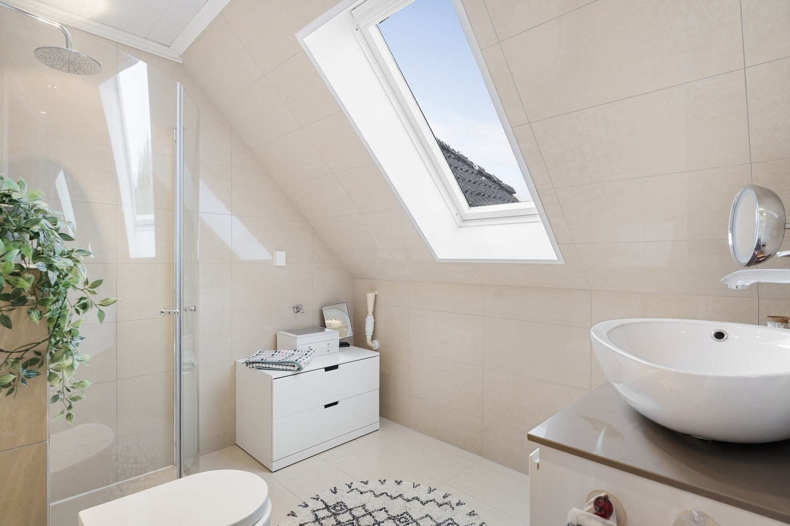 2. etasje - Flott, helfliset bad Galleribilde