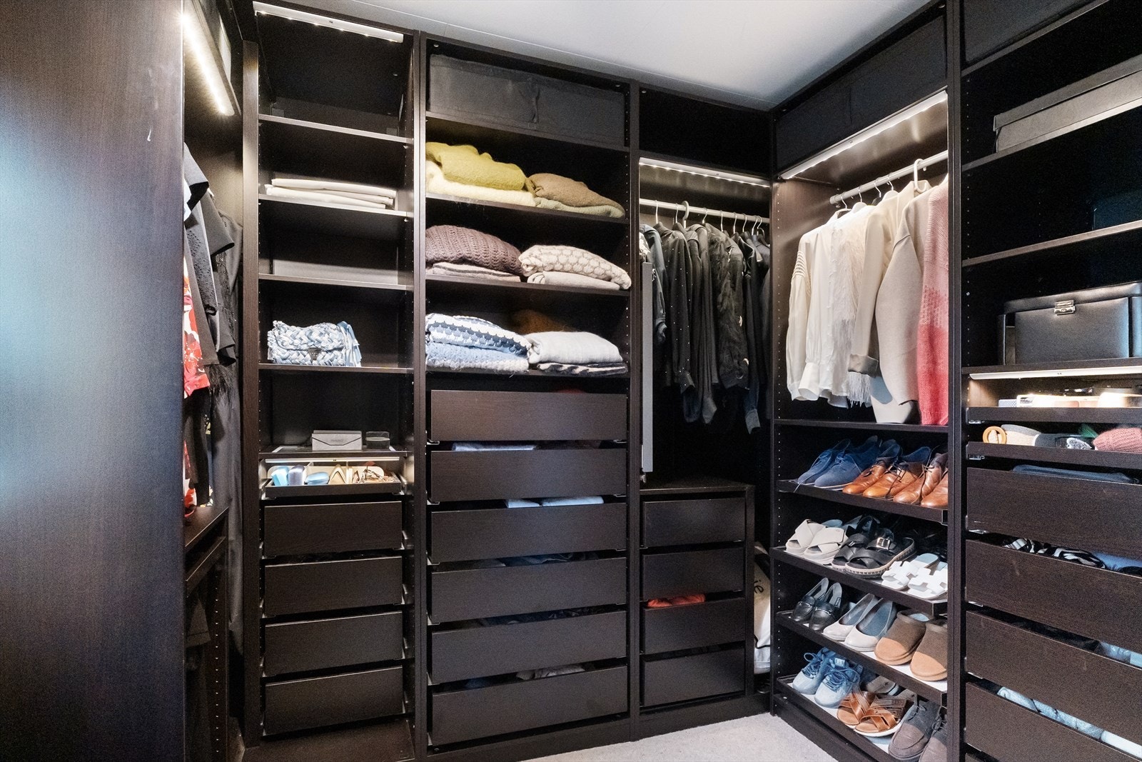 1. etasje - Rikelig med plass i en rekke praktisk garderobeskap Galleribilde