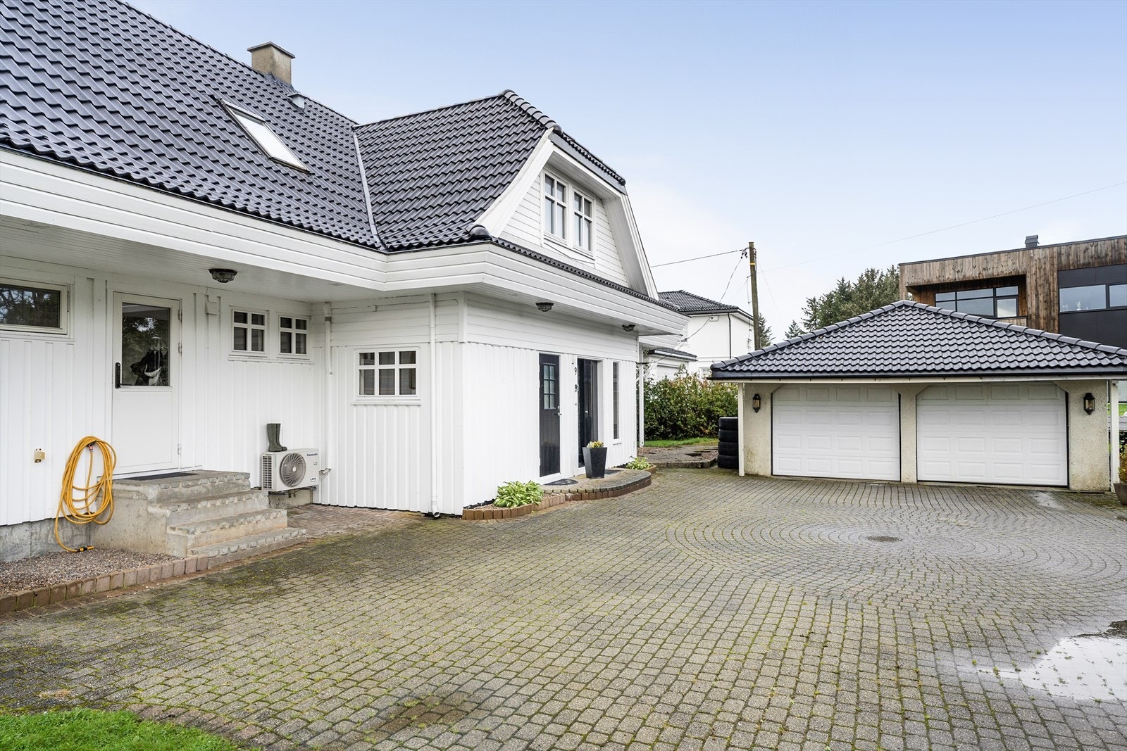 God parkering i gårdsrom eller i dobbelgarasje Galleribilde