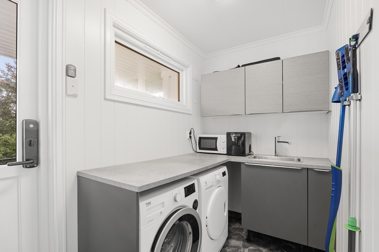 1. etasje - Vaskerommet ligger vegg-i-vegg med kjøkkenet og har egen inngangsdør Galleribilde