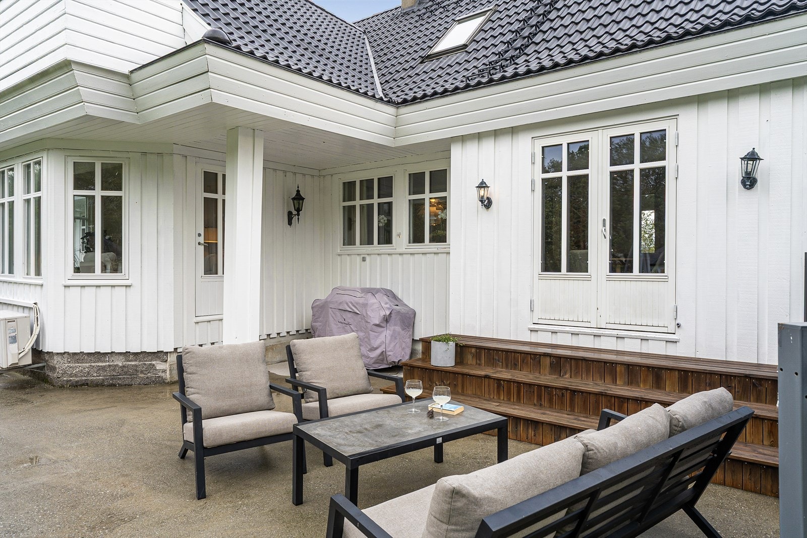 Klassisk uttrykk på den innflytningsklare eneboligen Galleribilde