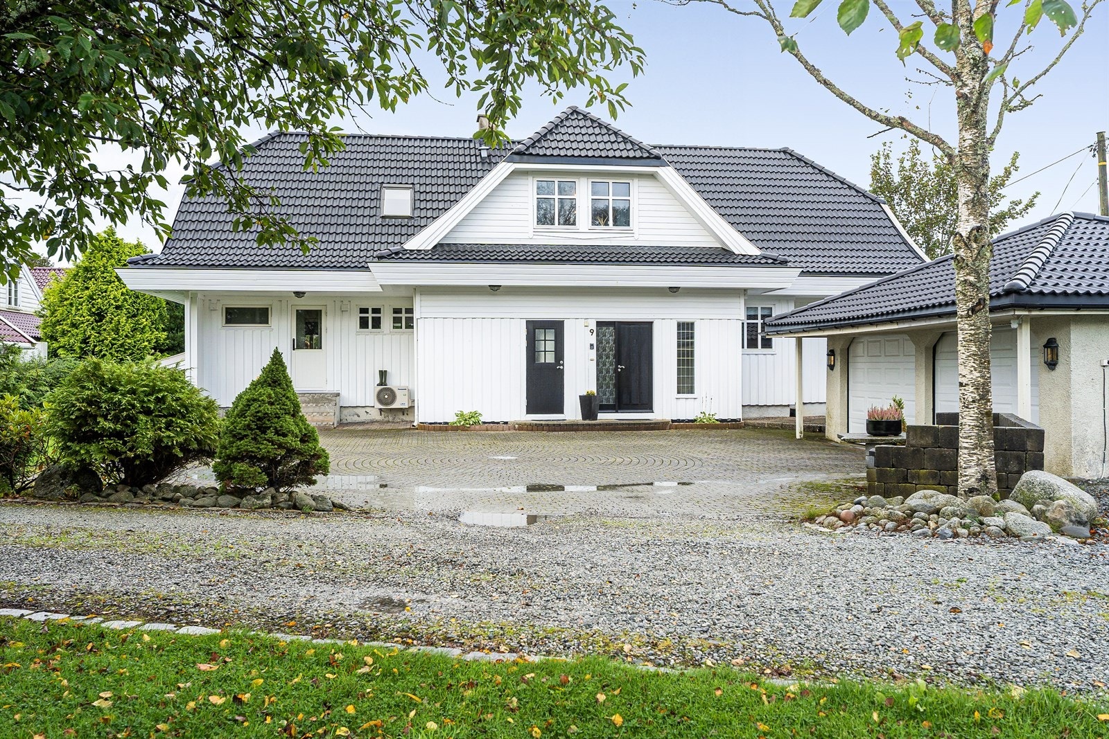 Klassisk preg på enebolig med nytt tak i 2022 Galleribilde