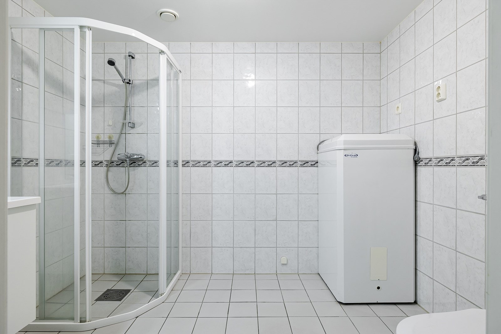 Lyst stort og flislagt baderom med varmekabler i gulvet. Galleribilde