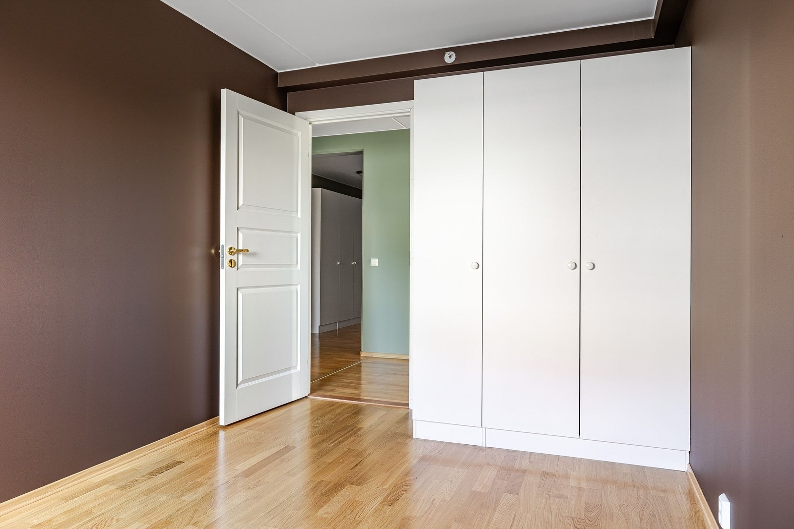 Hovedsoverommet har også garderobeskap som medfølger salget. Galleribilde