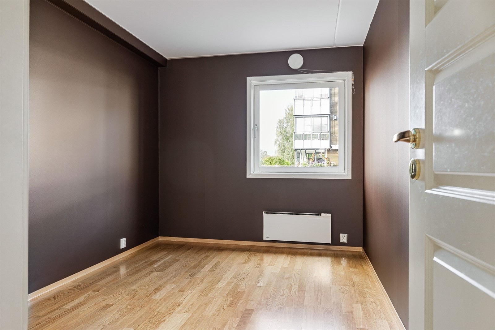 Leiligheten har 2 soverom. Hovedsoverommet er malt i en mørk og behagelig fargetone og har god plass til dobbeltseng. Galleribilde