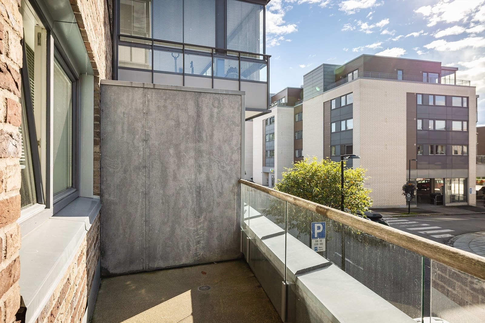 Fra den solrike balkongen kan man virkelig nyte solen på solskinnsdager. Galleribilde