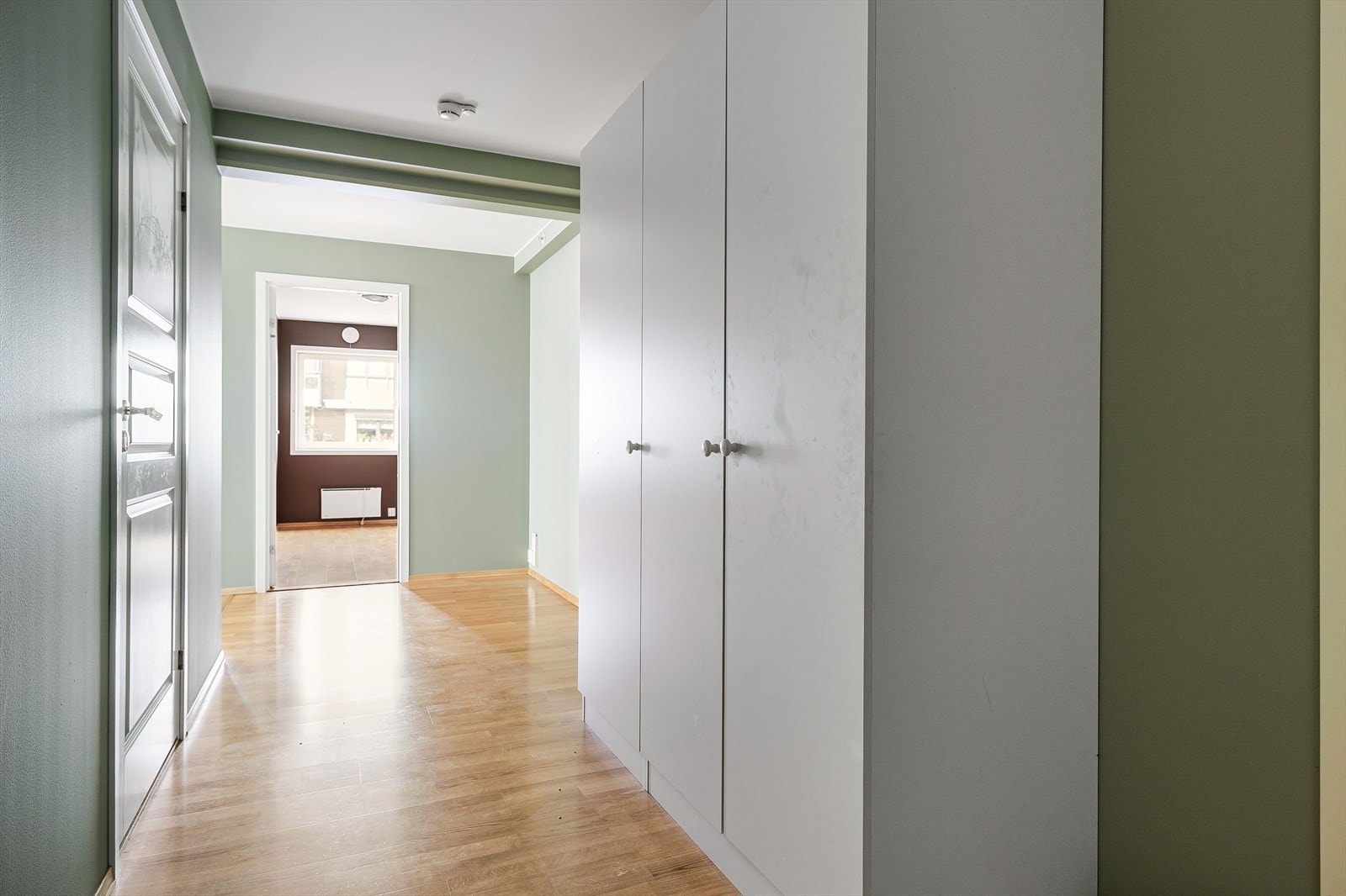 Du ønskes velkommen inn i en fin entre med en nydelig fargetone på veggene og med god plass til garderobeskap. Galleribilde