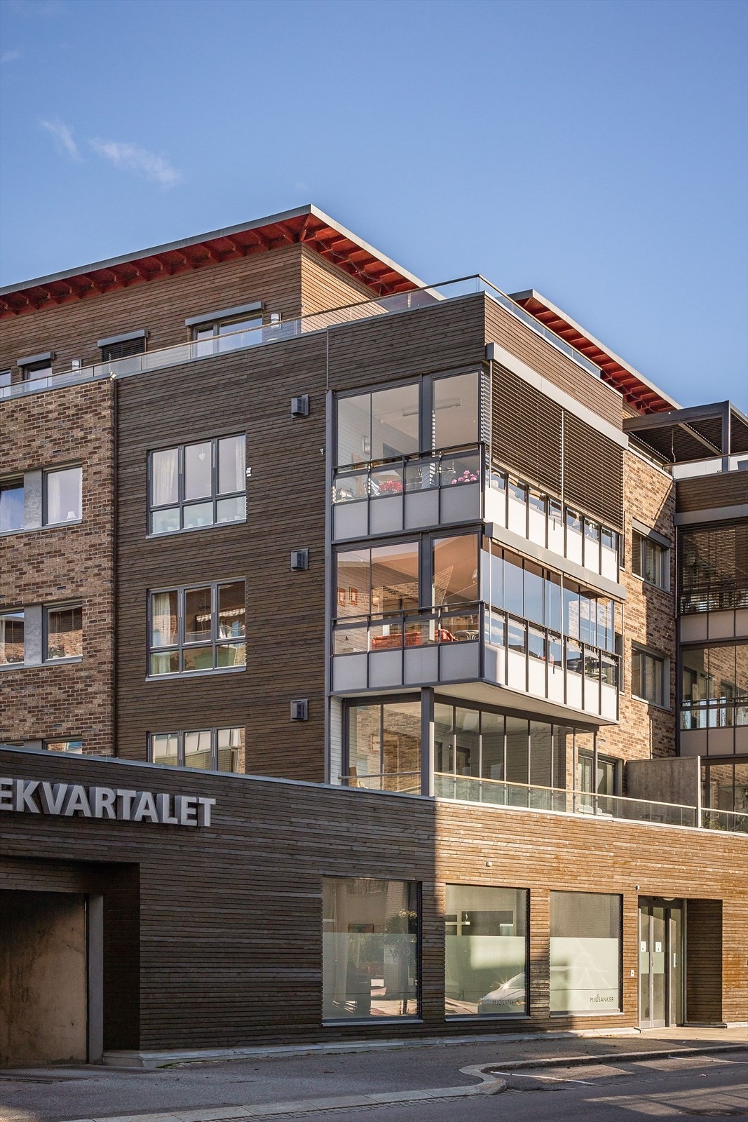 Med leiligheten følger parkeringsplass i felles garasjeanlegg under bygget. Galleribilde