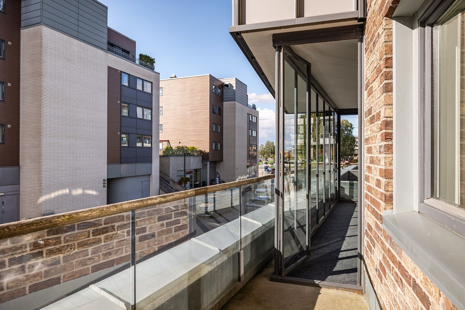 Leilighetsbygget er fra 2006 og alle innvendige overflater med unntak av himling ble malt i 2025. Galleribilde