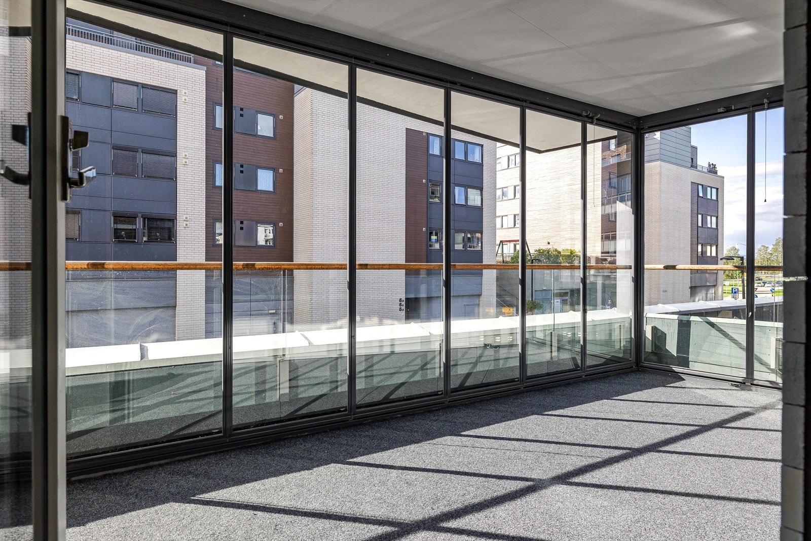 Fra stuen er det utgang til en stor innglasset balkong på ca. 12 kvm. Galleribilde