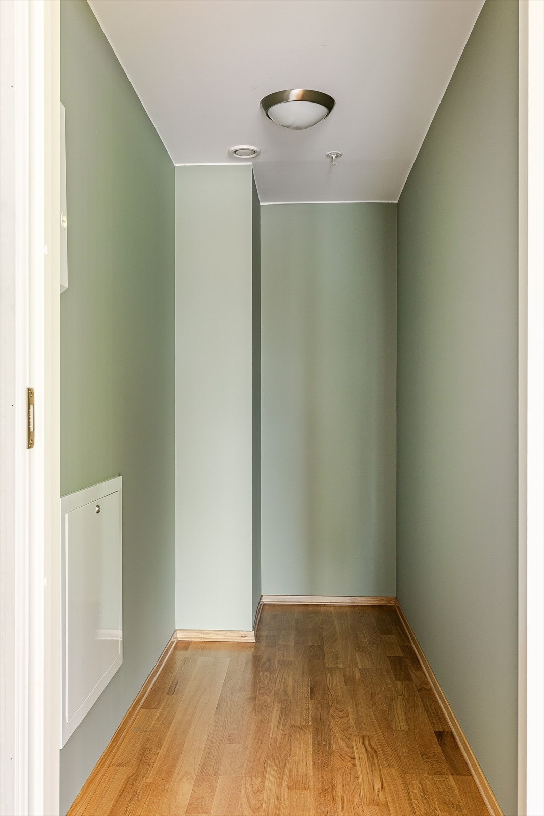 Leiligheten har en praktisk bod som kan benyttes som både walk-in og lagringsplass. Galleribilde