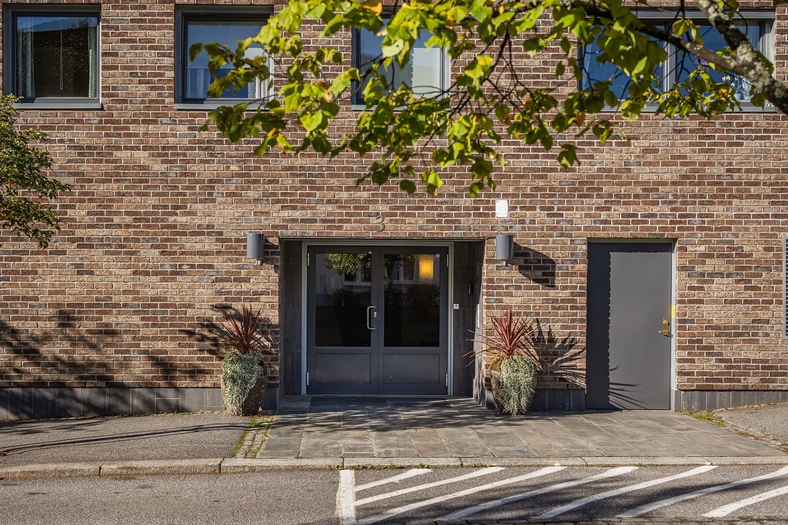 Koselig inngangsparti med porttelefon. Galleribilde