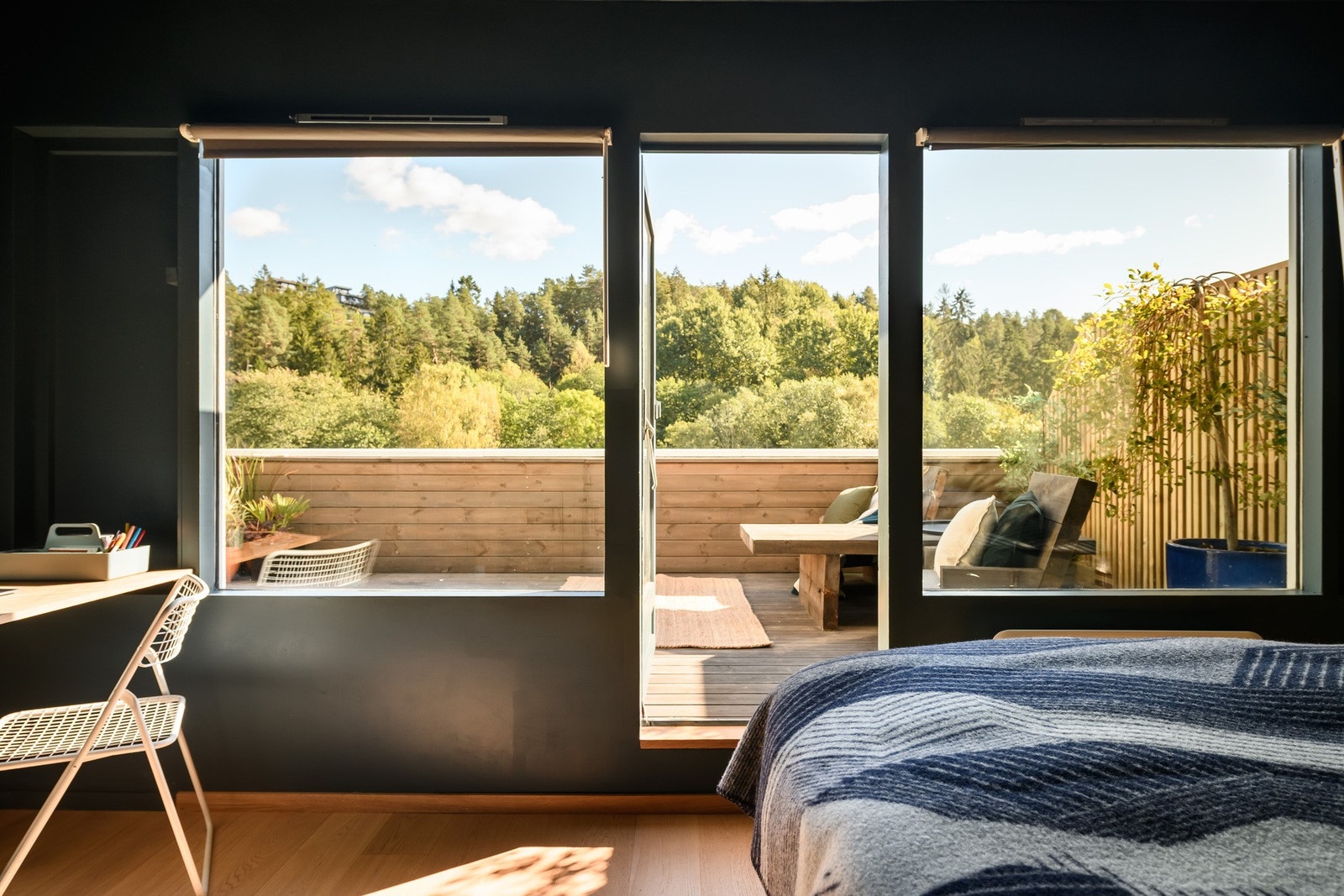 Store vindusflater uten innsyn. Galleribilde