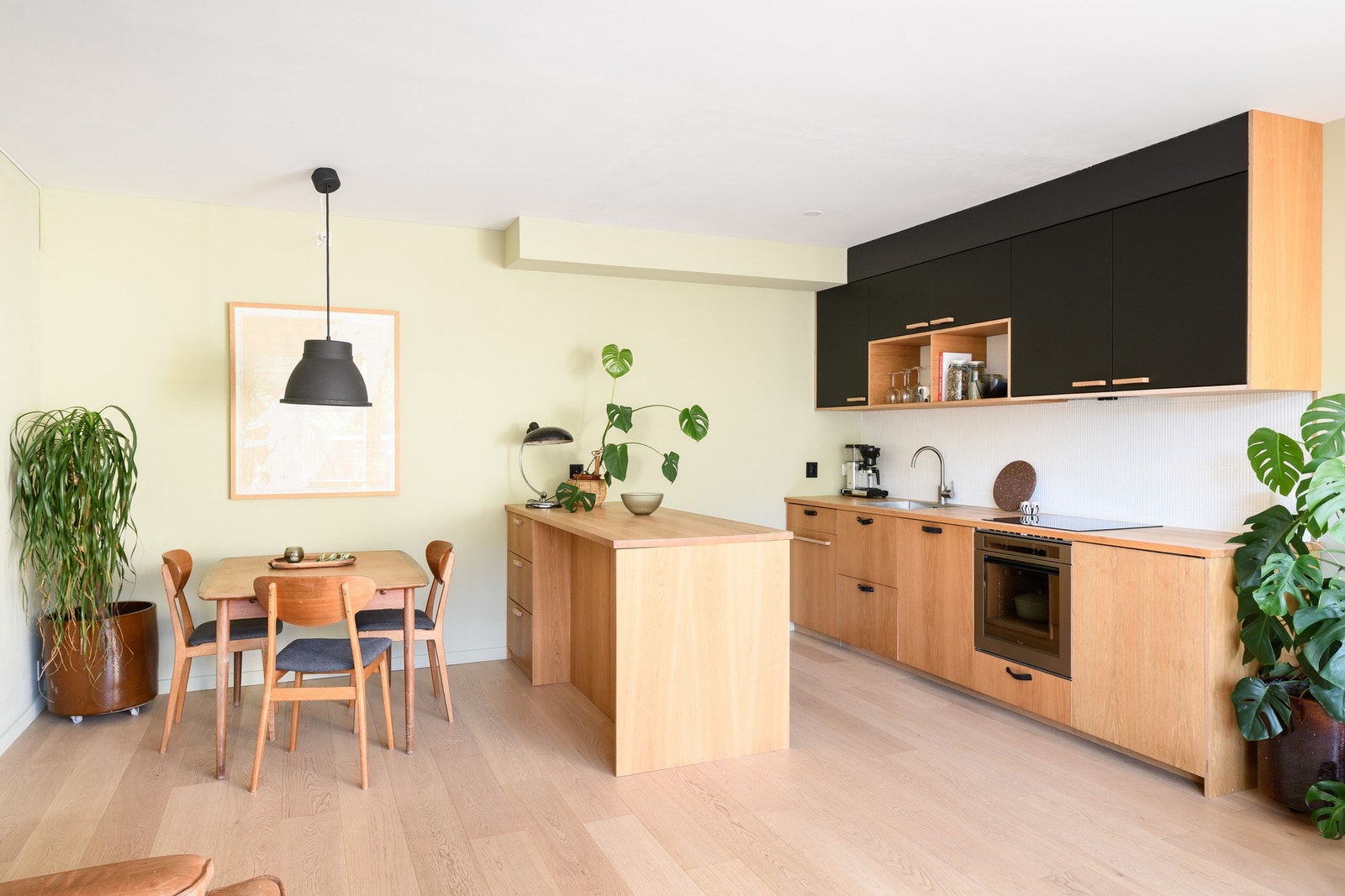 Kjøkkenet er moderne med integrerte hvitevarer. Galleribilde