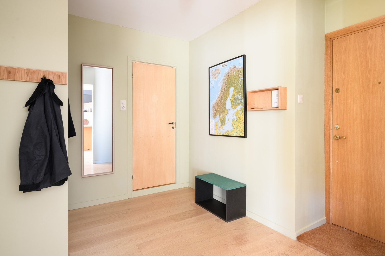 Romslig entré. Galleribilde