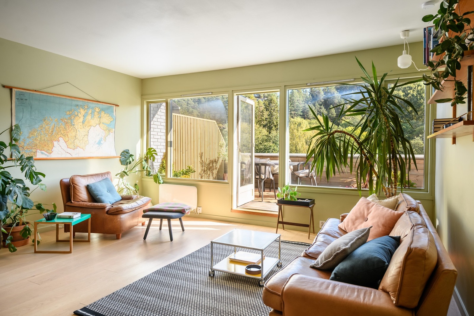 Stuen er nydelig utformet med store vindusflater og pene flater. Galleribilde