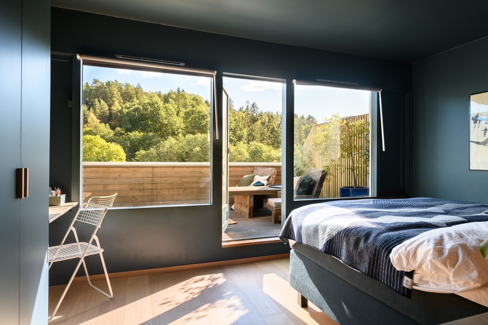 Romslig soverom uten innsyn. Galleribilde