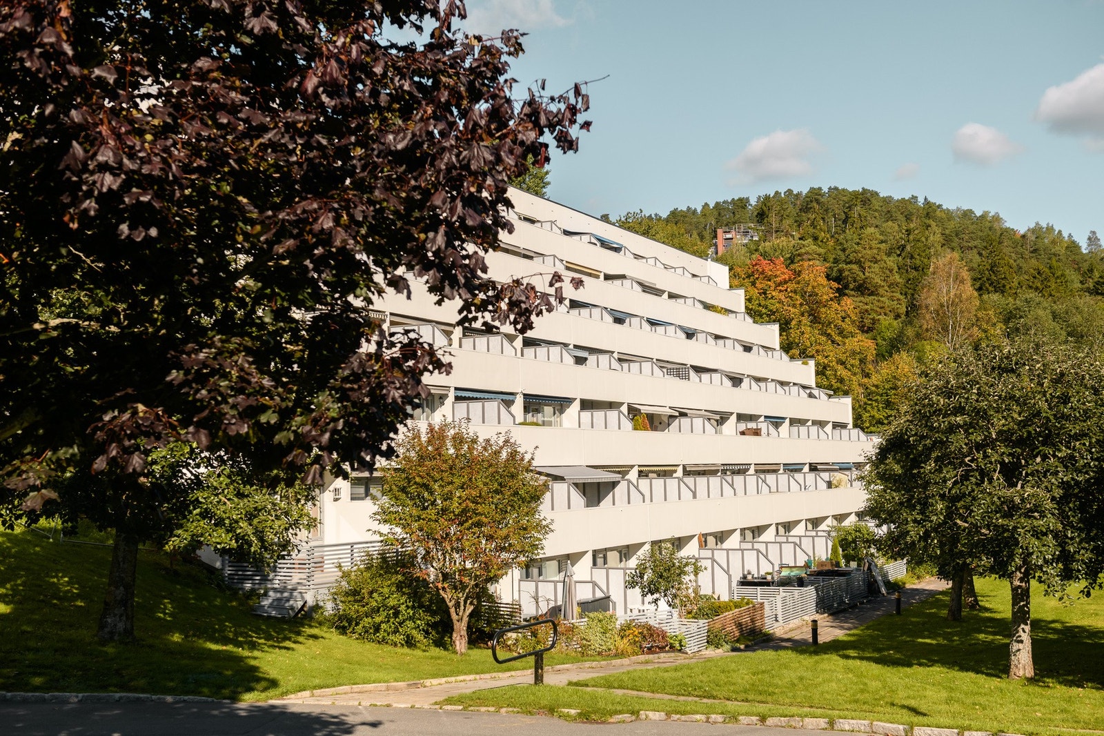 Terrasseleiligheten ligger i 4. etasje med vinduer og terrasse mot felles grøntarealer. Galleribilde
