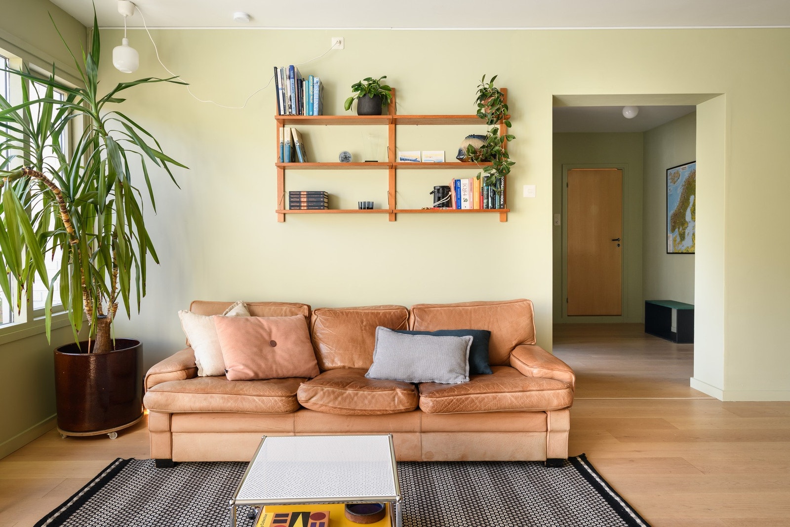 Leiligheten har slette, lyse veggflater og enstavs-parkett på gulv. Galleribilde