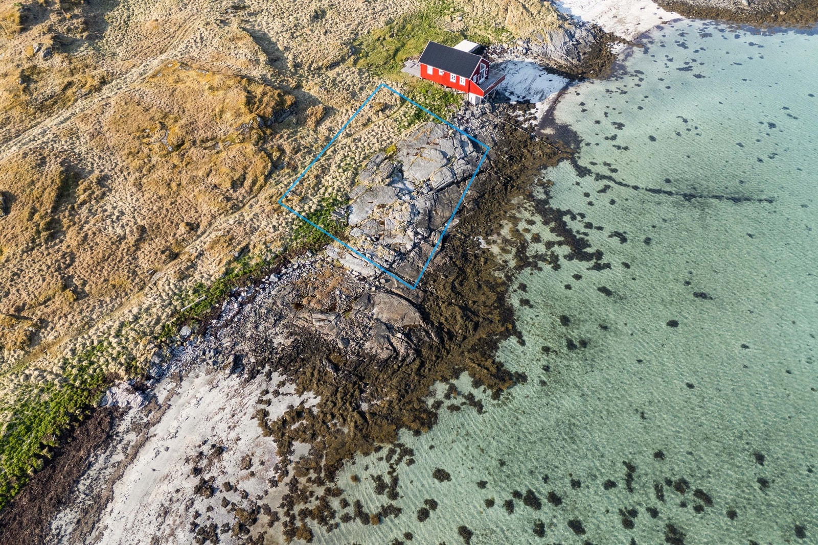 Stipulert tomtegrense. Denne er ikke helt nøyaktig, se eiendomskart vedlagt i salgsoppgaven. Galleribilde