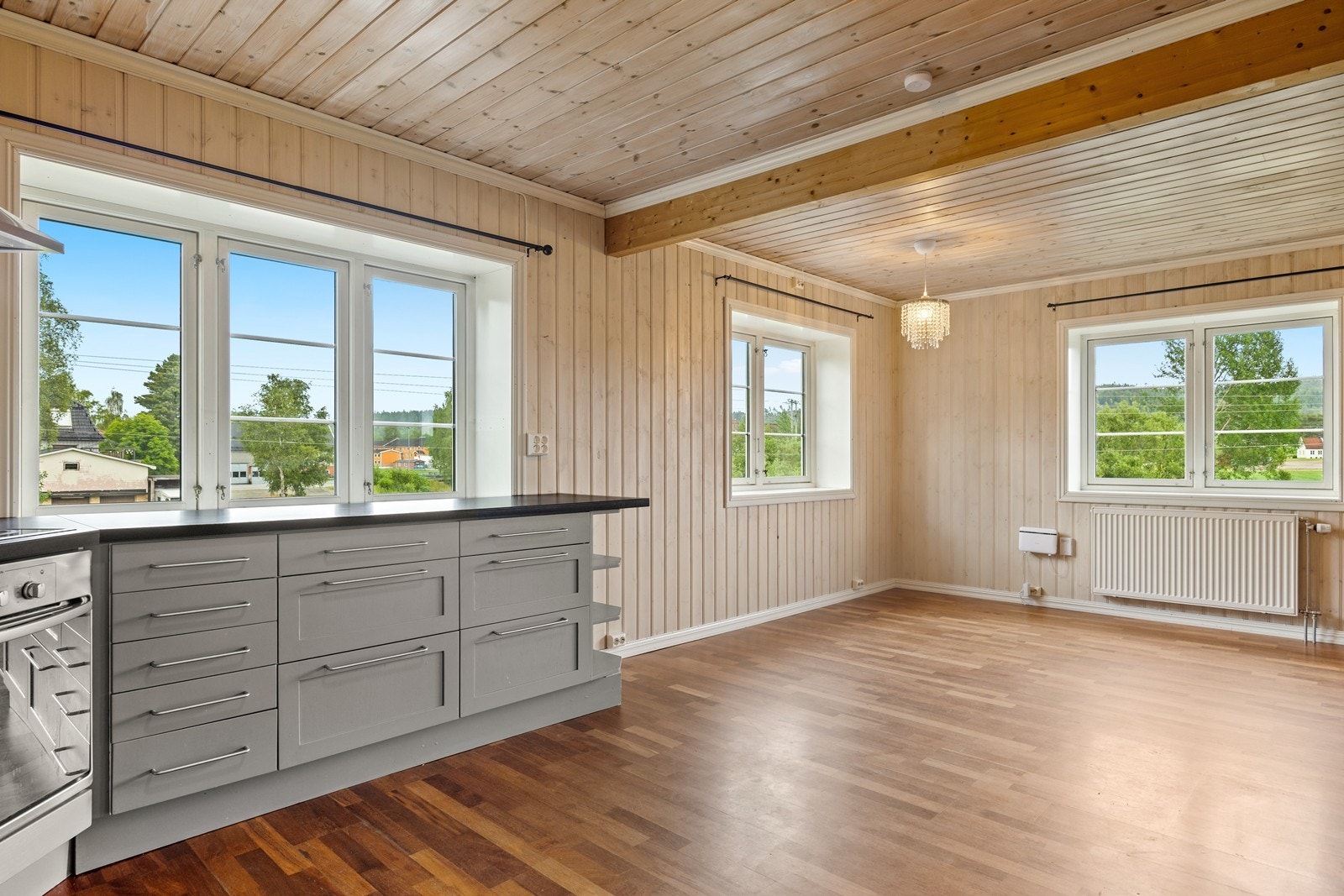 Store vindusflater slipper inn rikelig med dagslys! Galleribilde