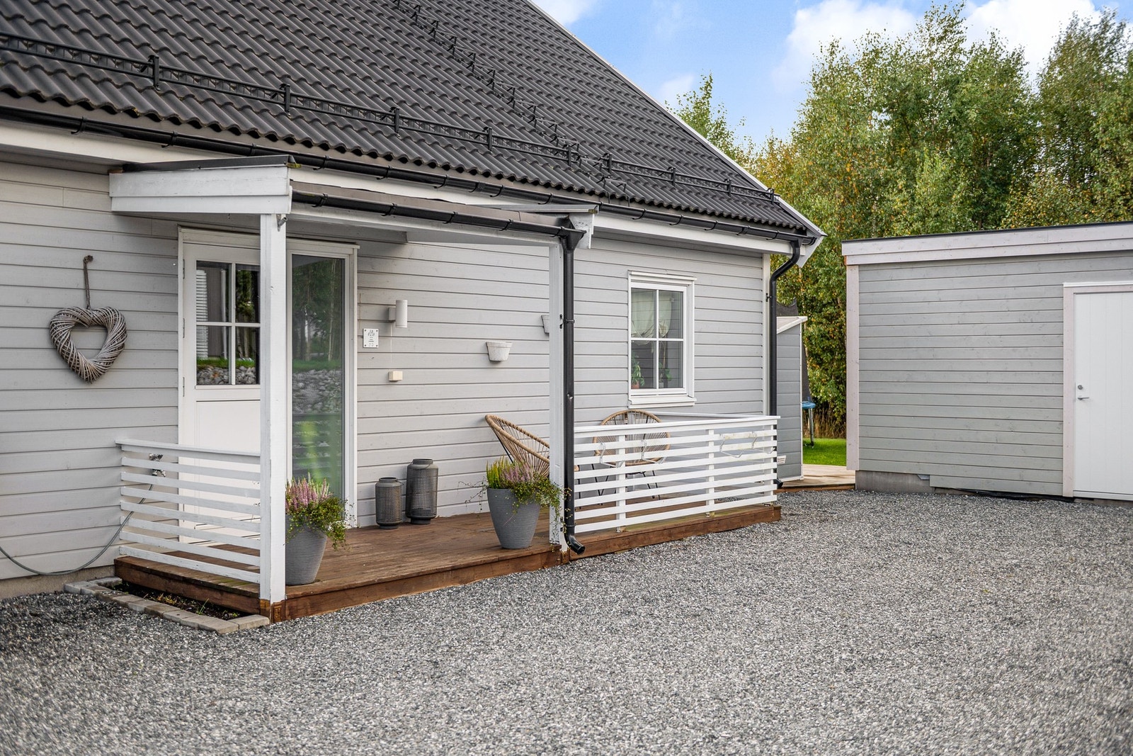 Overbygd inngangsparti med platting hvor man kan nyte morgensolen. Galleribilde