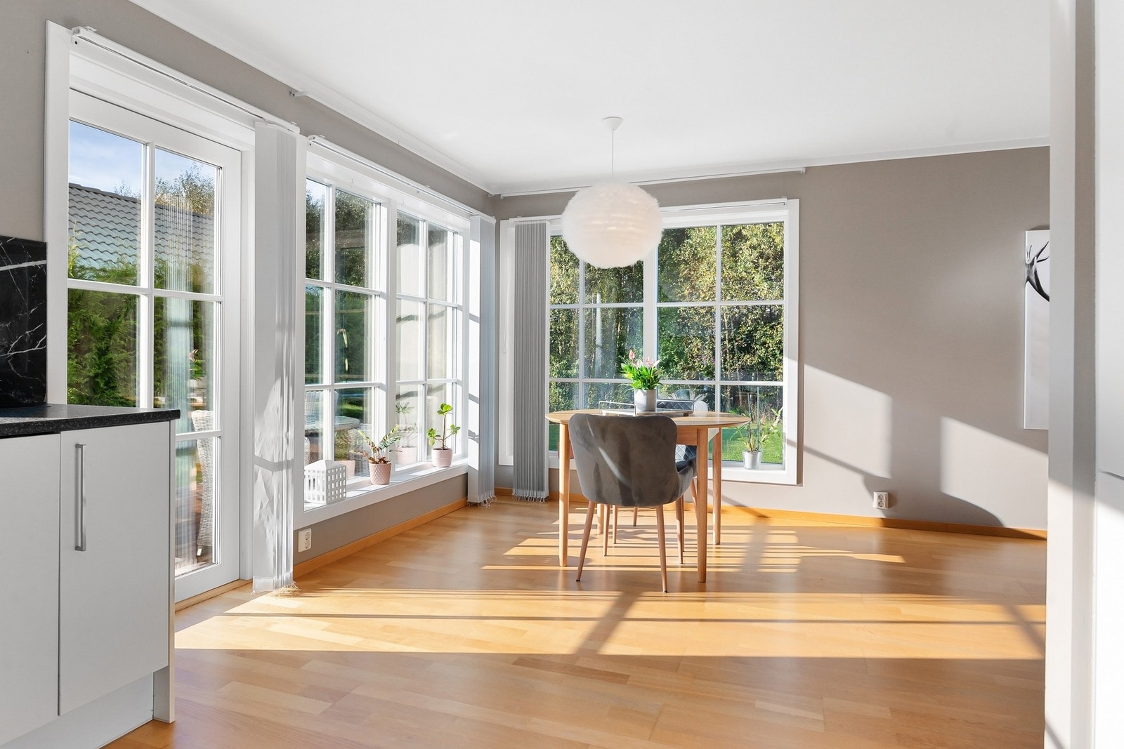 Store vinduer sikrer godt med naturlig lys inn på kjøkkenet og spisestuen. Galleribilde