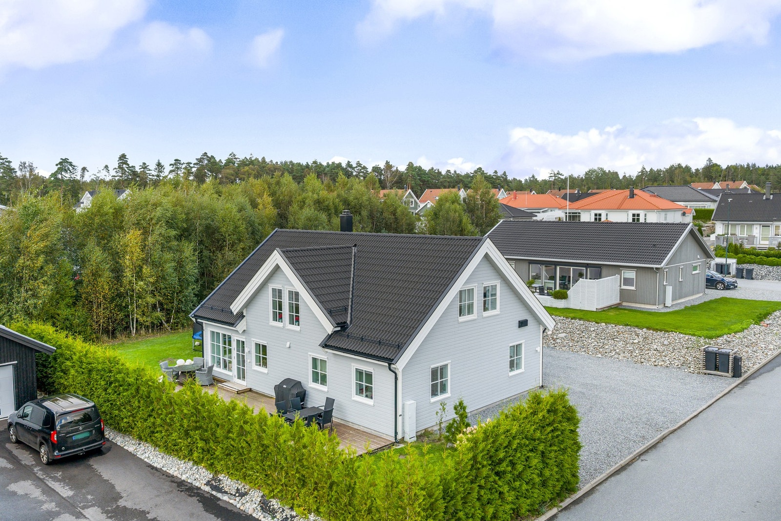 Boligen har en fin beliggenhet inntil friområde og har lite trafikk forbi. Galleribilde