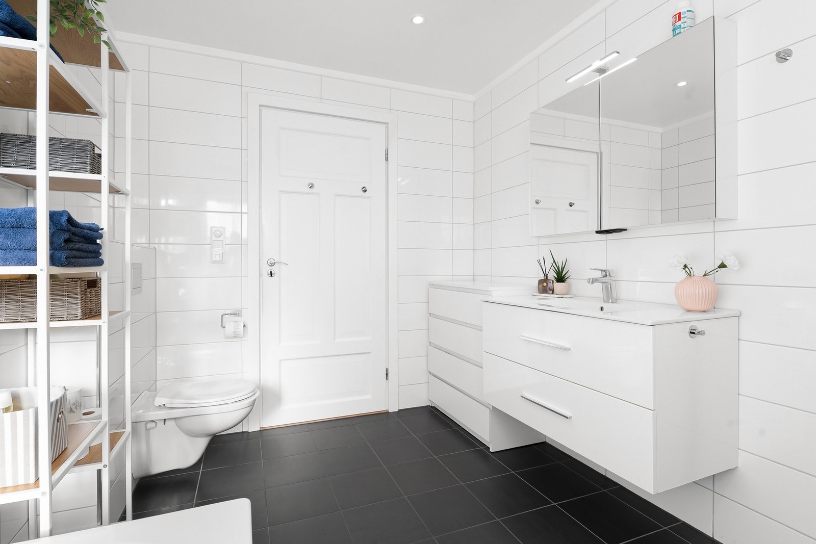 Innredningen har tilhørende overskap som gir godt med oppbevaring på badet. Galleribilde