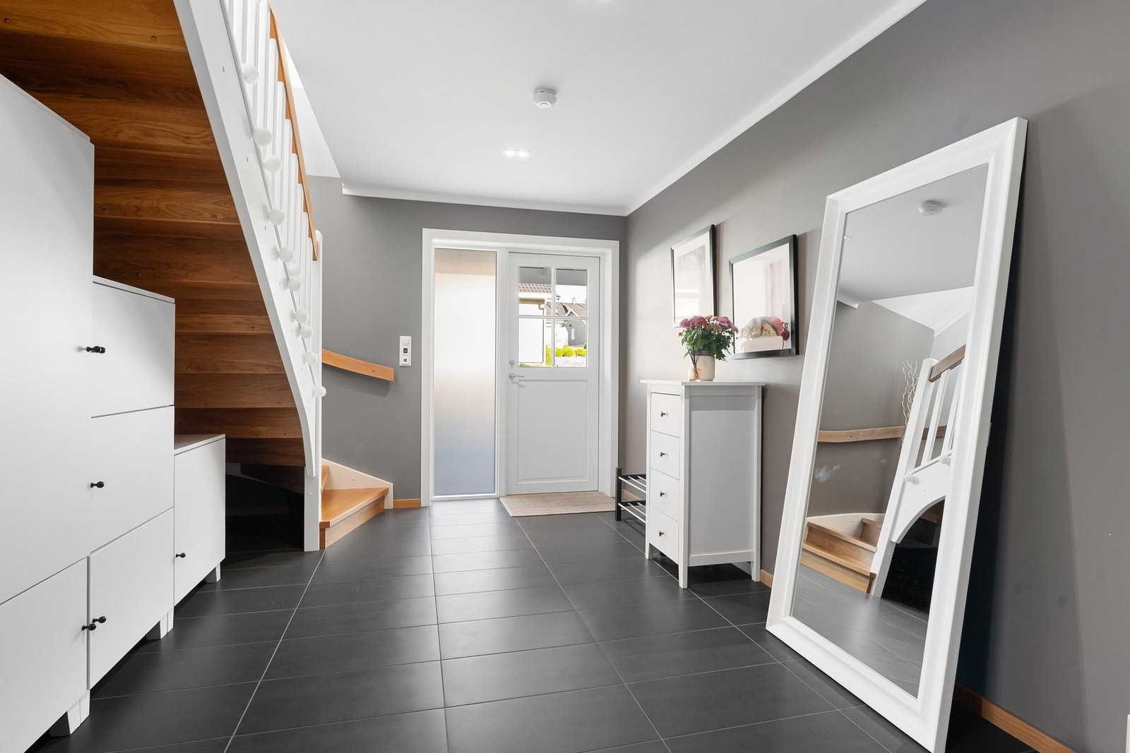 Romslig hall som har godt med oppbevaring. Galleribilde