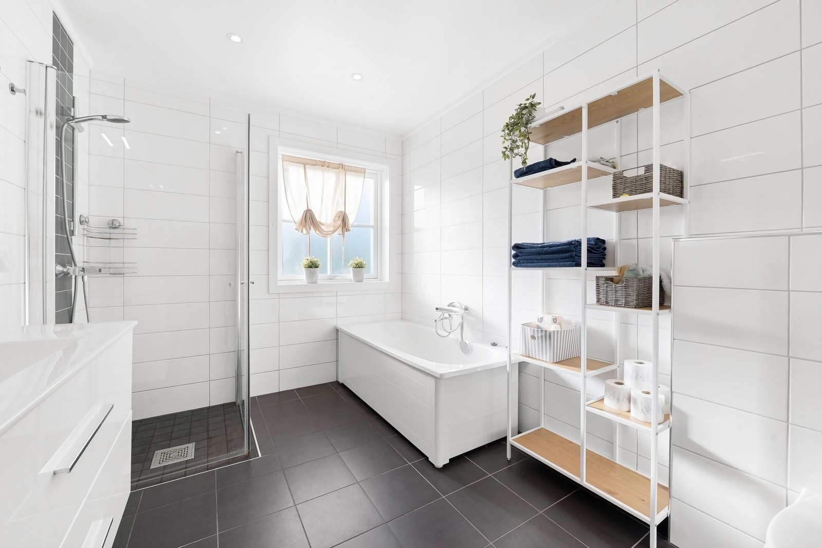 Badet er godt innredet med både dusj og badekar. Galleribilde