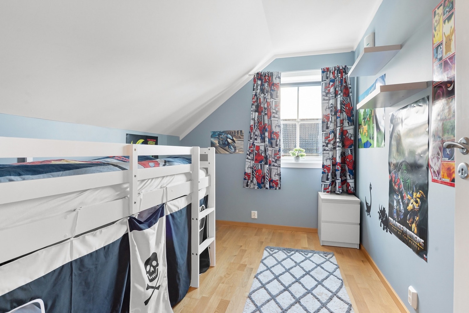 Soverom 3 er speilvendt, så det er to like soverom for barna. Galleribilde