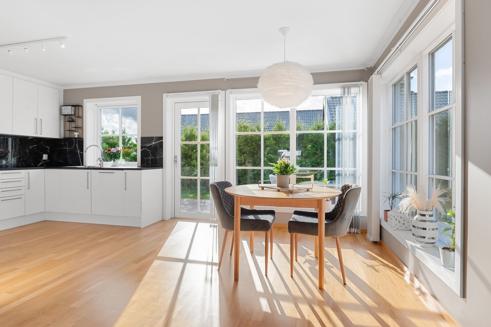 Den åpne planløsningen gir en luftig atmosfære i etasjen. Galleribilde