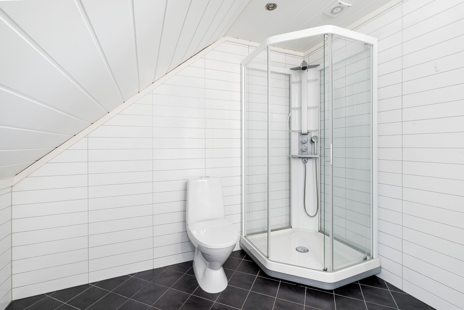 Badet framstår som lyst og pent. Galleribilde