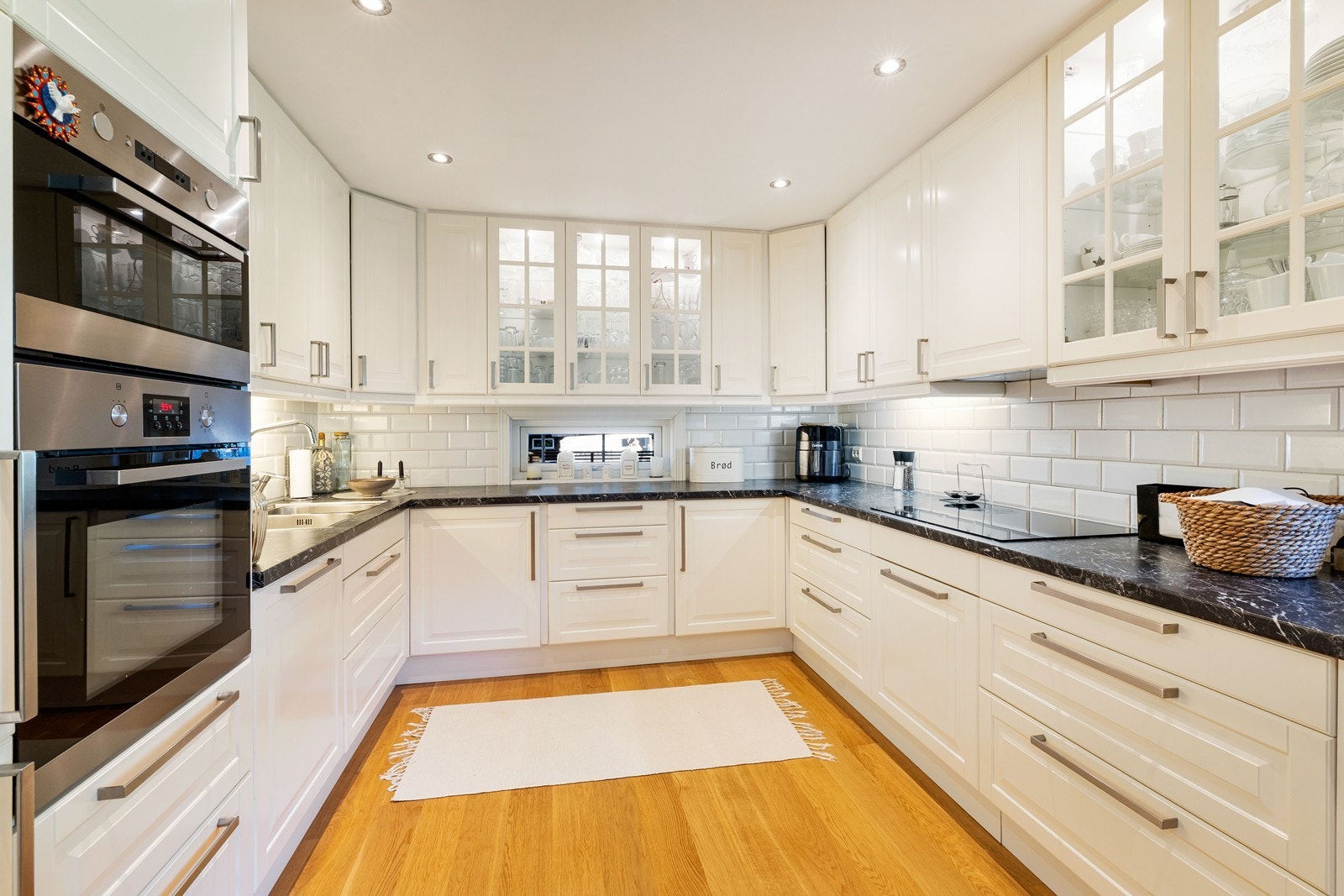 Integrerte hvitevarer og godt med lys på kjøkken. Galleribilde