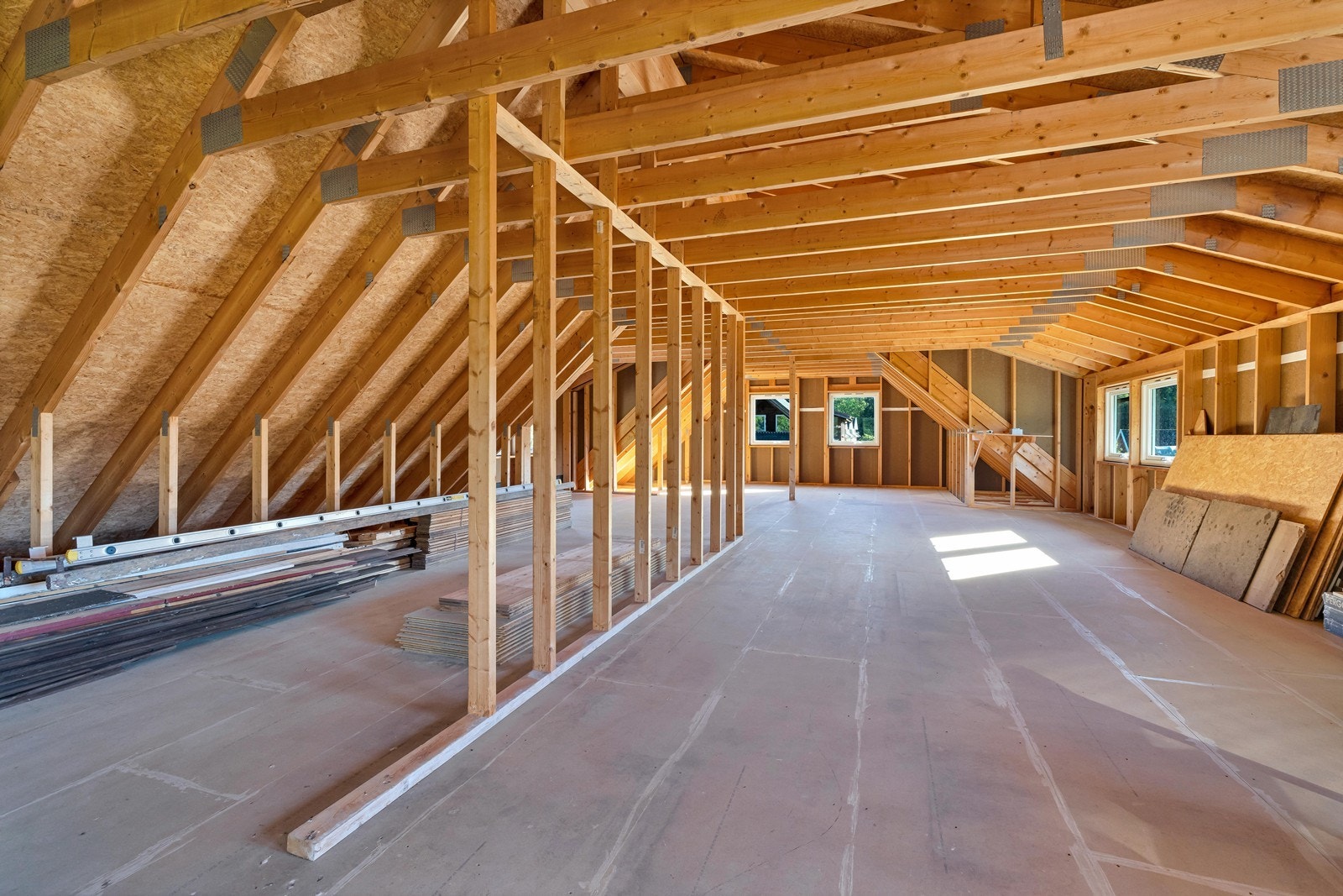 Romslig uinnredet garasjeloft. Selger har lagt opp til å innrede to leiligheter på loftet (ikke omsøkt p.t.). Galleribilde