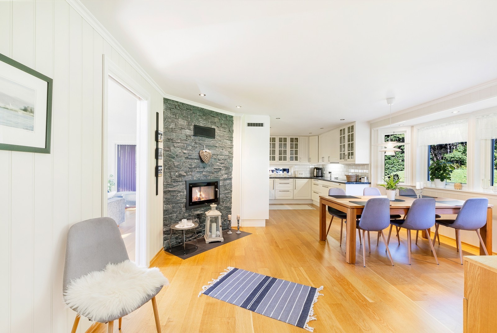 Kjøkken med god plass til spiseplass. Galleribilde