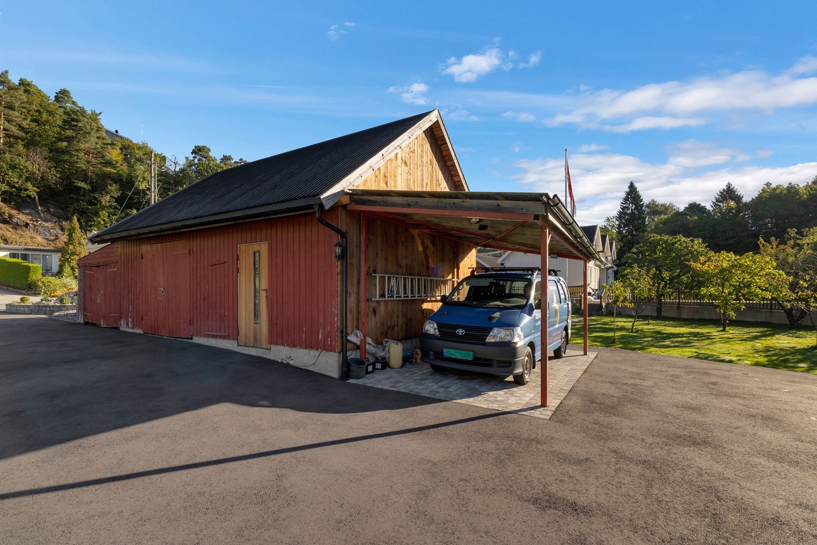 Enkel eldre garasje/bod på ca. 61kvm BRA. Galleribilde